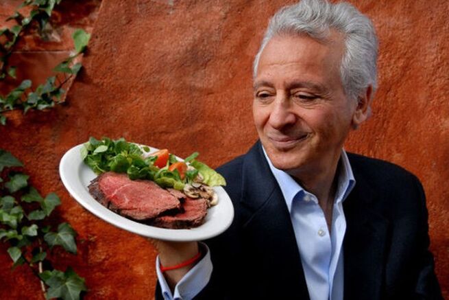Pierre Ducan cu o farfurie de carne și legume