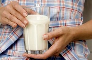 O fată pierde în greutate pe chefir